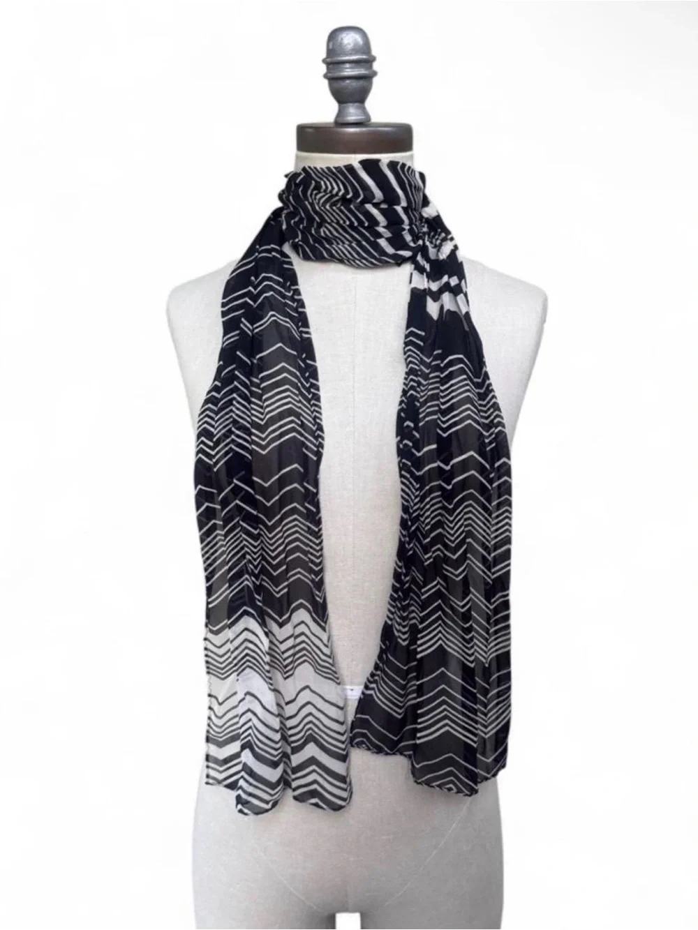 100% Silk black & white zigzag pattern long rectangular scarf New York & Company